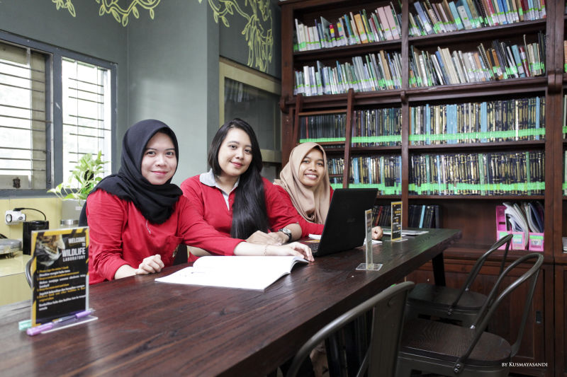 Drei indonesische Studentinnen lernen im Wildlife Conservation Centre über Natur und Artenschutz