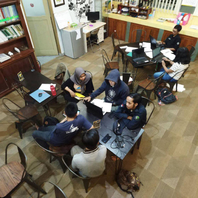 Eine Gruppe indonesischer Studenten lernt im Wildlife Conservation Centre